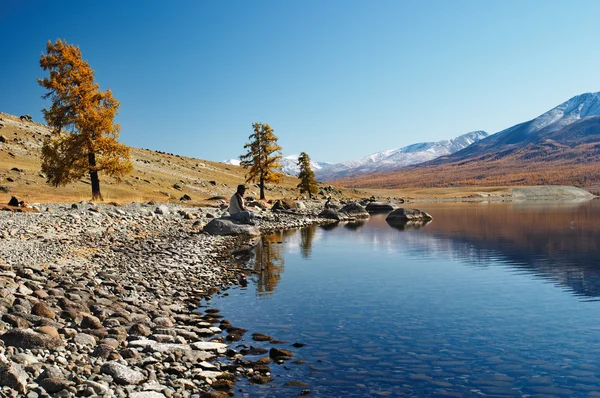 Mountain lake in mongolian wilderness — Stock Photo, Image