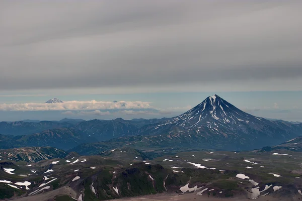 Bergpanorama met uitgedoofde vulkaan — Stockfoto