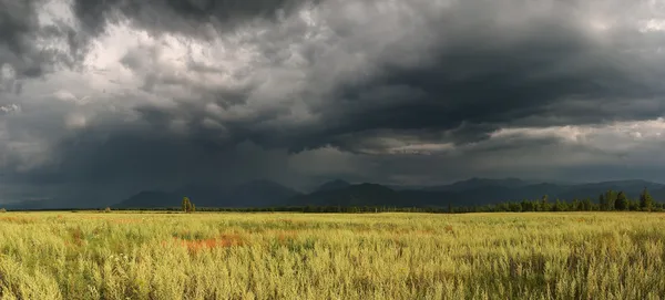 Paisagem com nuvens de tempestade — Fotografia de Stock