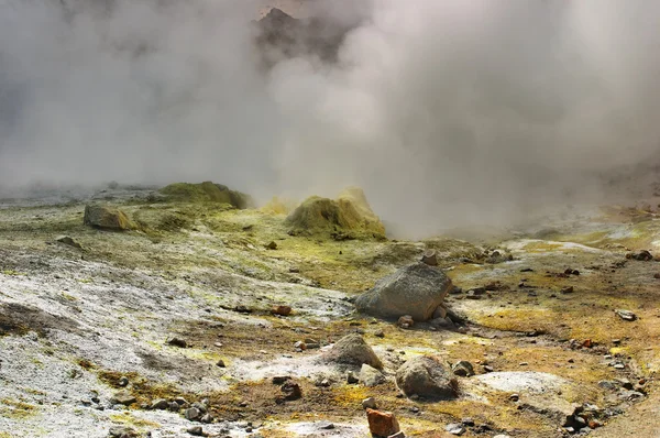 Fumarole veld in vulkanische krater — Stockfoto