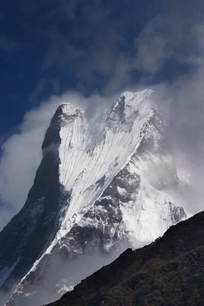 在尼泊尔的懒 (鱼尾) 山 — 图库照片