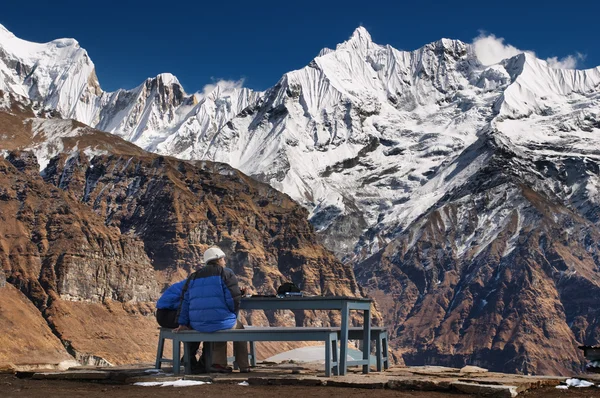 Lofty hegyek, kilátás Annapurna bázis tábor — Stock Fotó