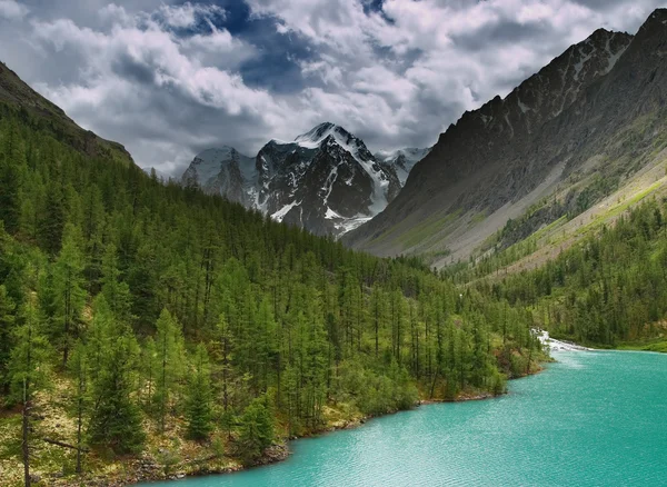 Lago de montaña — Foto de Stock