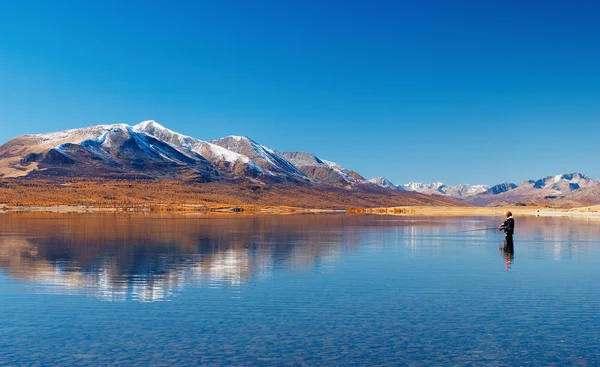 Pesca en el lago de montaña — Foto de Stock