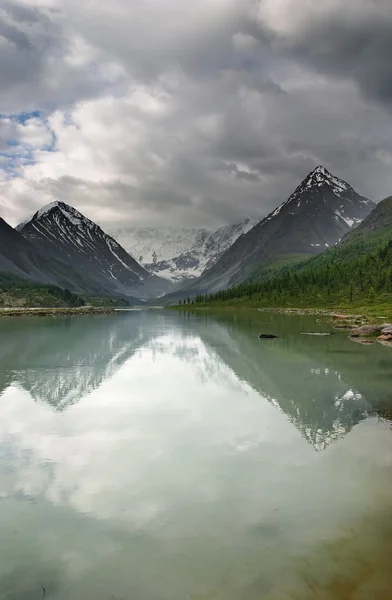 Lago de montaña — Foto de Stock