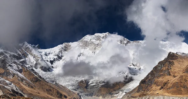 Gas nube sul cratere vulcanico — Foto Stock