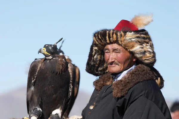 Old-man eaglehunter with golden eagle — Stock Photo, Image