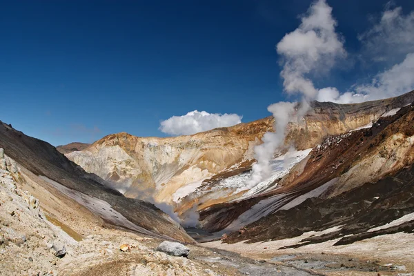 Nuage de gaz sur le cratère volcanique — Photo