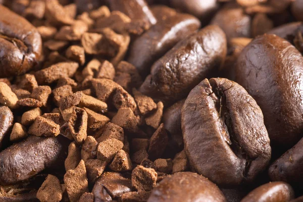 Кавові зерна і миттєвий кавовий фон — стокове фото