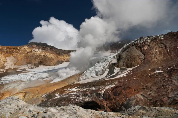 Gassen wolk over vulkanische krater — Stockfoto