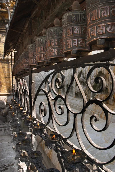 Gebed wielen in boeddhistische tempel — Stockfoto