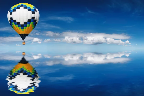 Globo de aire caliente volando en el cielo azul — Foto de Stock