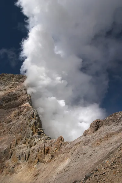 Cratera vulcânica activa — Fotografia de Stock