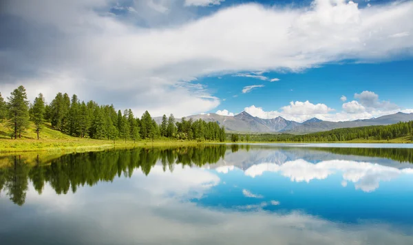 Lindo lago nas montanhas de Altai — Fotografia de Stock