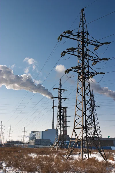 Elektrisk kraftstation med skorstenar — Stockfoto