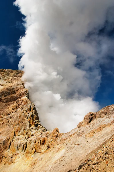 Nuage de gaz sur le cratère volcanique — Photo