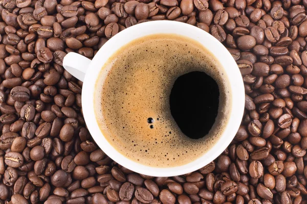 Tazza di caffè e chicchi di caffè — Foto Stock