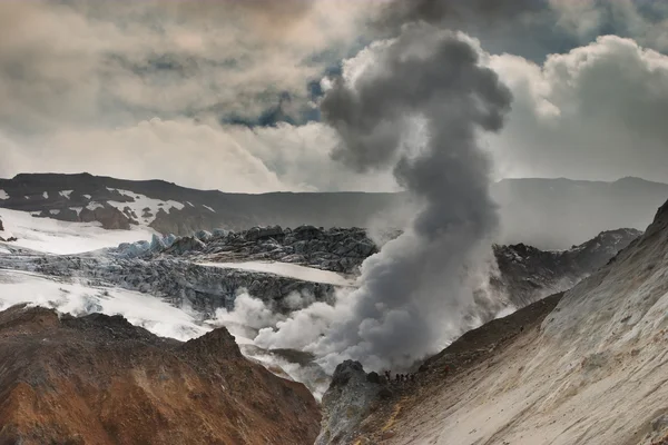 Gases cloud over volcanic crater — Stock Photo, Image