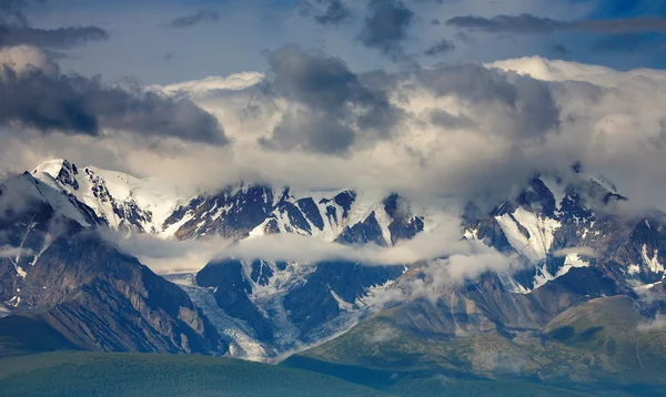 Paesaggio montano con cielo nuvoloso — Foto Stock