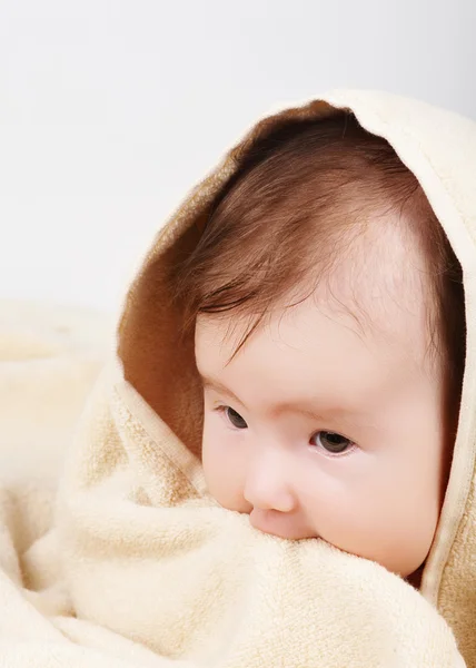 Bebê envolto na toalha de banho — Fotografia de Stock