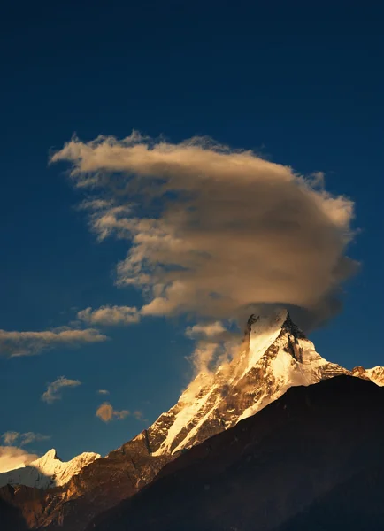 在尼泊尔的懒 (鱼尾) 山 — 图库照片