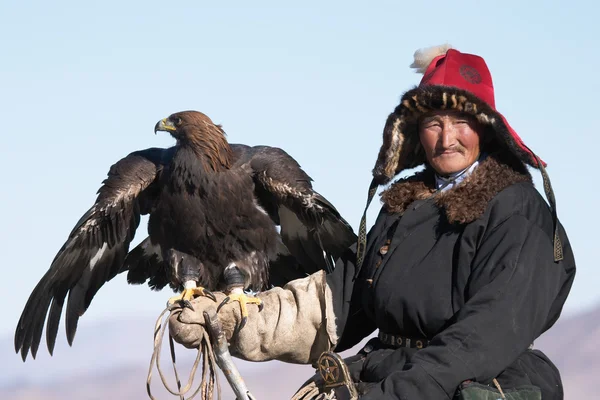 Velho caçador de águias com águia dourada — Fotografia de Stock