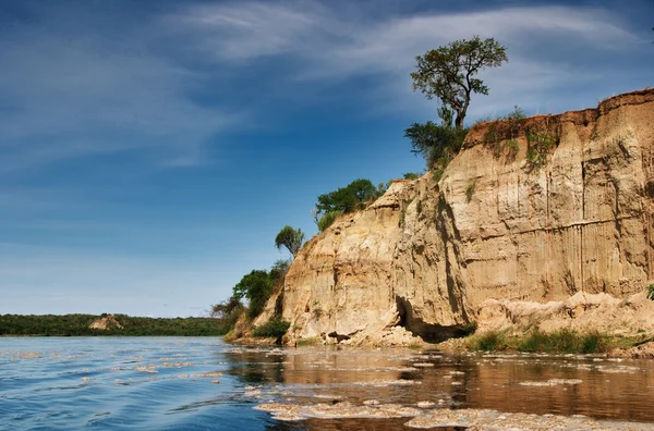 Jezero s skalnaté pobřeží — Stock fotografie