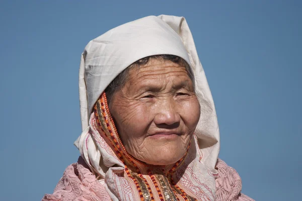 Пожилая казахская женщина в традиционной одежде — стоковое фото