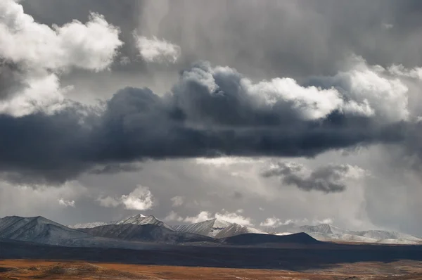 Landscape with mountains and storm clouds — Stock Photo, Image