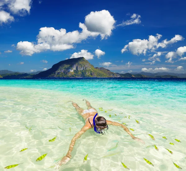 Plage tropicale, plongée avec tuba — Photo