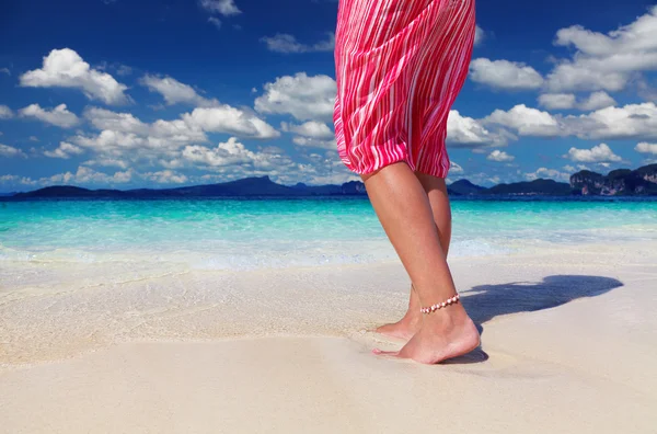 Vrouw op het tropische strand — Stockfoto