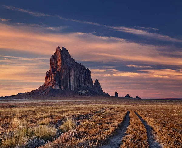 Shiprock Grote Vulkanische Rots Berg Woestijn Vlak Van New Mexico — Stockfoto