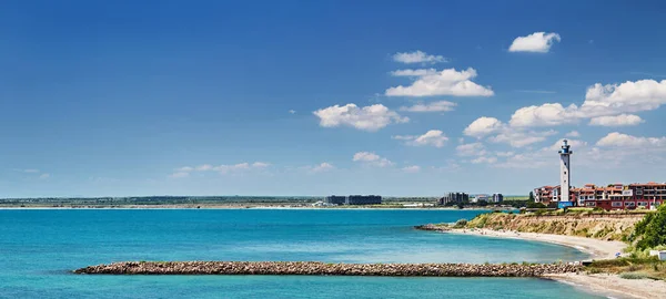 Costa Mar Negro Bulgária Com Praia Areia Farol Céu Azul Fotos De Bancos De Imagens