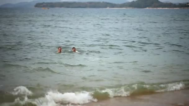 Casal no oceano . — Vídeo de Stock