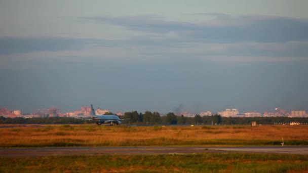 Aircraft taxiing on the runway — Stock Video