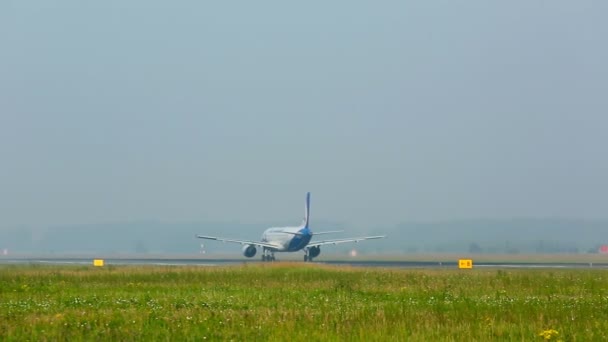 Aéronefs circulant sur la piste — Video