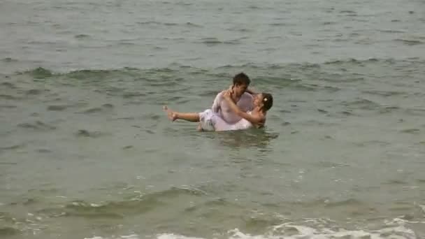 海から出てくるカップル — ストック動画