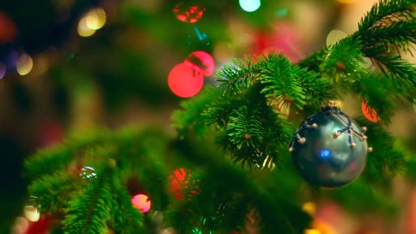 Glasspielzeug rote Kugel hängt am Weihnachtsbaum — Stockvideo