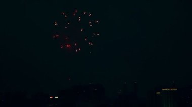 Kırmızı yanıp söner.