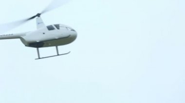 Beyaz helikopter.