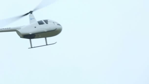 Weißer Hubschrauber. — Stockvideo