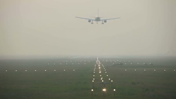 Landning i dimma. — Stockvideo