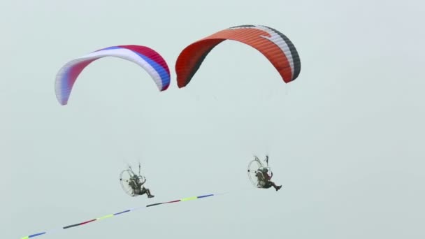 Aangedreven paragliding — Stockvideo
