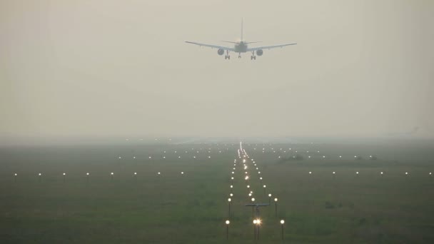 Atterrissage dans la brume — Video