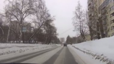 Arabadan filme. karla kaplı caddede sürüş.