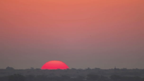 小山和明亮的天空在日落期间 — 图库视频影像