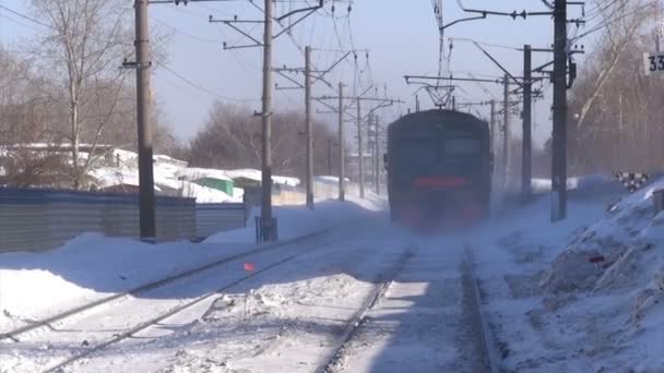 Paseos en tren sobre carriles cubiertos de nieve — Vídeos de Stock