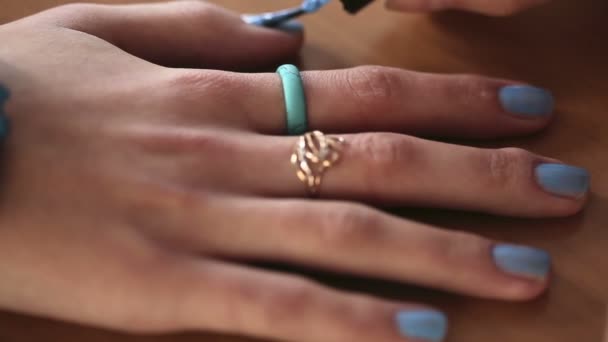 Menina faz uma manicure — Vídeo de Stock