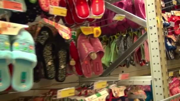 Sapatos em uma barraca de sapatos no mercado — Vídeo de Stock