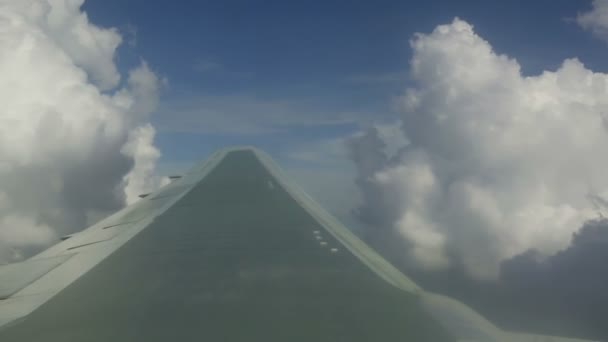 Entre las nubes — Vídeos de Stock